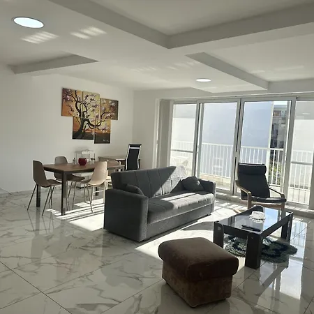 Quiet Private & In Spinola Bay Near Beaches - Shared 民宿 *