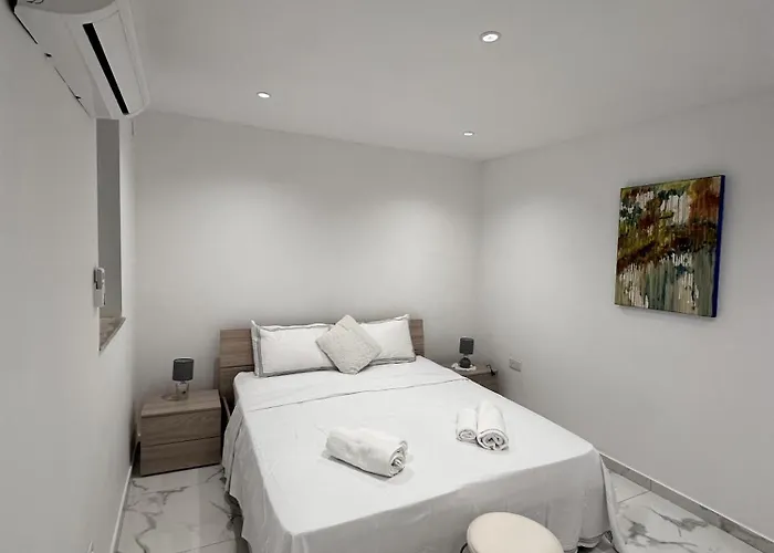 Quiet Private & In Spinola Bay Near Beaches - Shared Saint Julian's