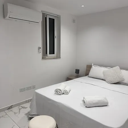 Quiet Private & In Spinola Bay Near Beaches - Shared 홈스테이 *