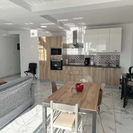 Quiet Private & In Spinola Bay Near Beaches - Shared Проживание в семье *