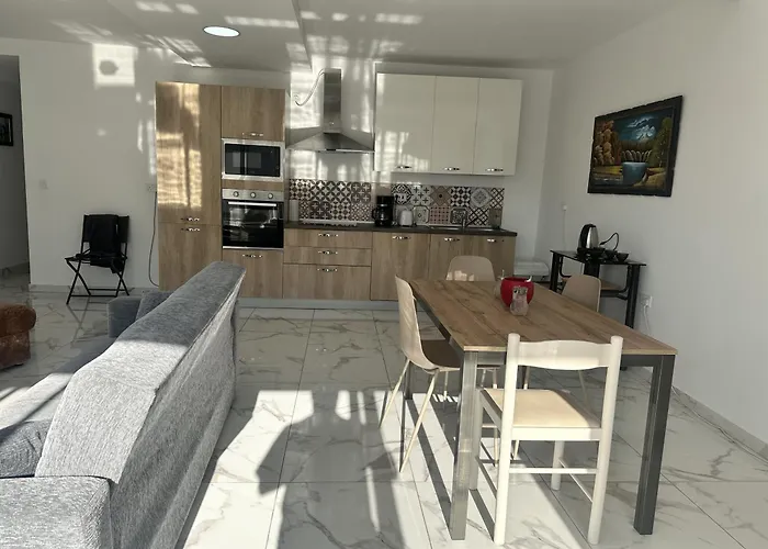 Quiet Private & In Spinola Bay Near Beaches - Shared *