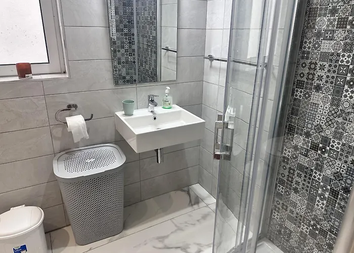 Quiet Private & In Spinola Bay Near Beaches - Shared Проживание в семье Сент Джулианс