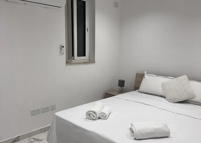 Quiet Private & In Spinola Bay Near Beaches - Shared בית אירוח *